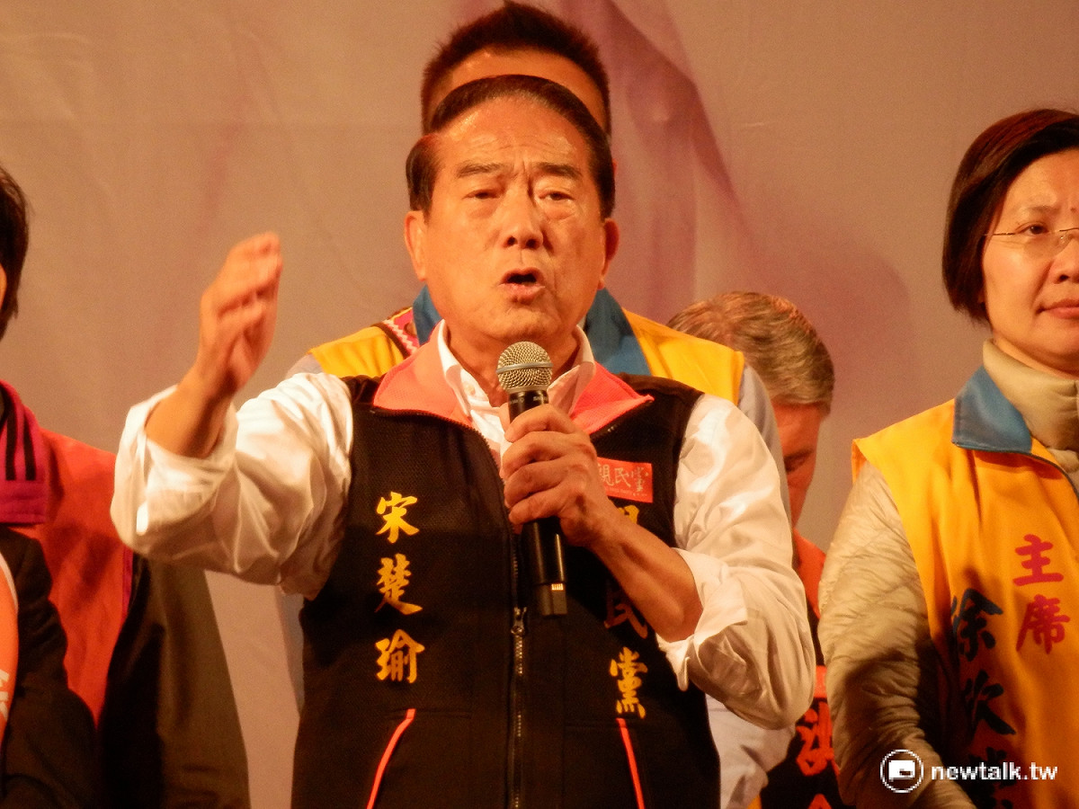 親民黨總統候選人宋楚瑜9日在台中舉辦造勢晚會，呼籲「票投宋楚瑜，台灣一定贏」。 圖：符芳碩/攝