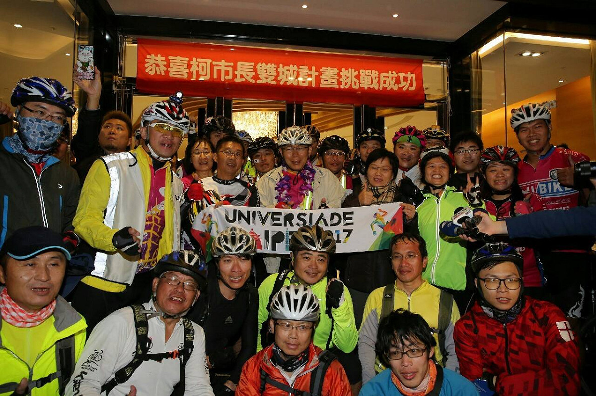 台北市長柯文哲9日凌晨5點起自台北關渡出發，騎著自行車挑戰台北至高雄的「一日雙城」，並在10日凌晨12點45分左右抵達。 圖：翻攝自柯文哲臉書