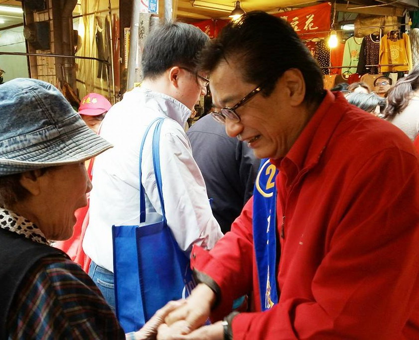 已經7連霸的國民黨現任立委李慶華，這次參選的文宣強調「優質問政，專業立法；繁榮地方，建設願景」，包括學生就學貸款全面免息、汐止捷運加速核定等。 圖：翻攝李慶華臉書粉絲專頁