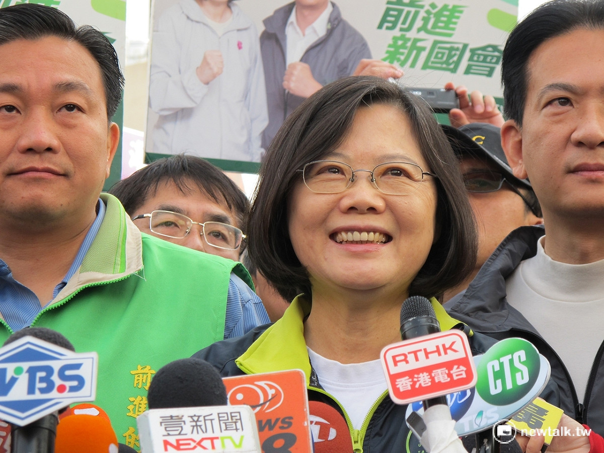 民進黨總統候選人蔡英文在選前黃金週推出「點亮台灣每一里路」造勢活動。 圖：林朝億/攝