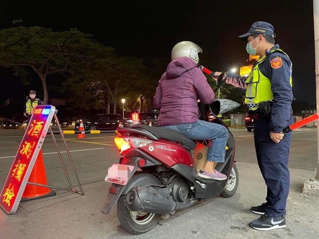 高市警方攔檢機車駕駛人進行酒測。 圖：高雄市政府提供