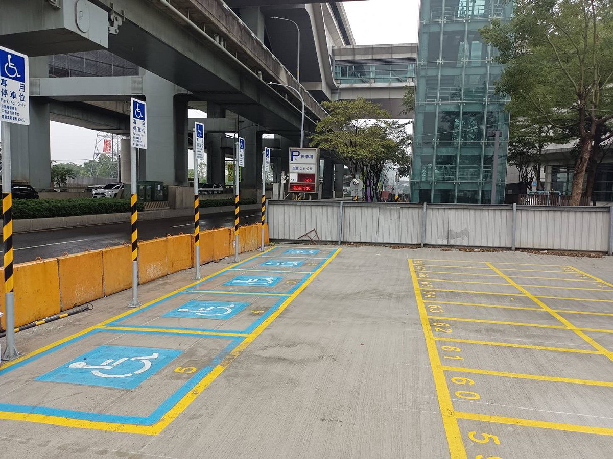 廣二臨時平面停車場身障車格。 圖：新北市交通局提供