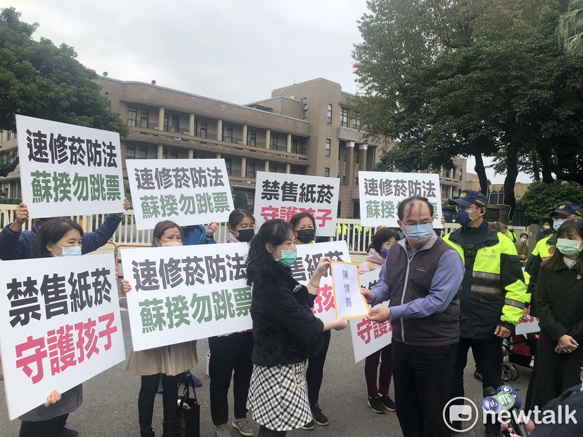 新北市家長志工教育成長協會理事長何若萍代表發言指出，如果真要打造一個無菸之島，媽媽們支持蘇貞昌直接宣布全面禁售紙菸，並遞上陳情書，由行政院參議賈裕昌代為接受。  圖：謝莉慧/攝