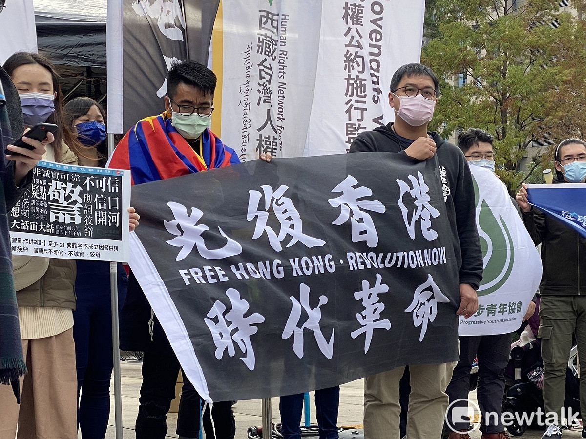 多個民間團體今日共同召開記者會聲援香港《立場新聞》。 圖：周煊惠 / 攝