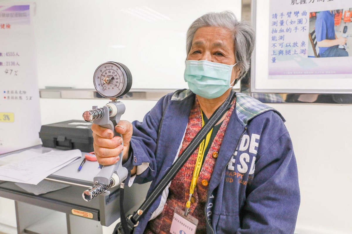 農民長者進行握力測試。 圖：新北市農業局提供