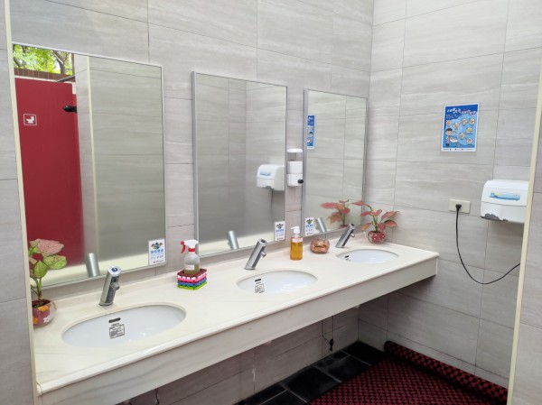淡水滬尾礮臺公廁洗手台及馬桶分別設置感應式水龍頭及省水設施。