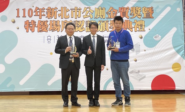 程大維與金質輔導獎得獎者合照。