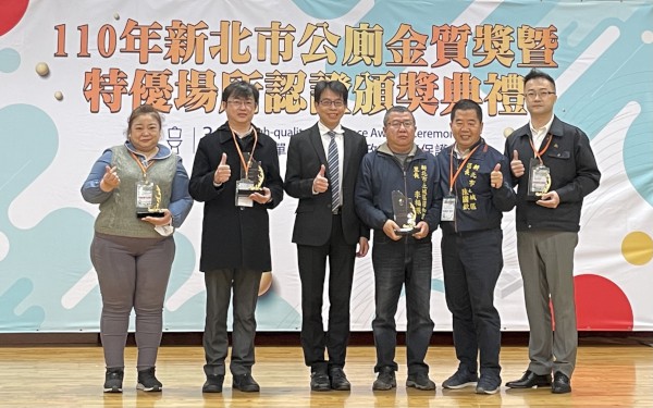 程大維與優質公廁獎得獎者合照。