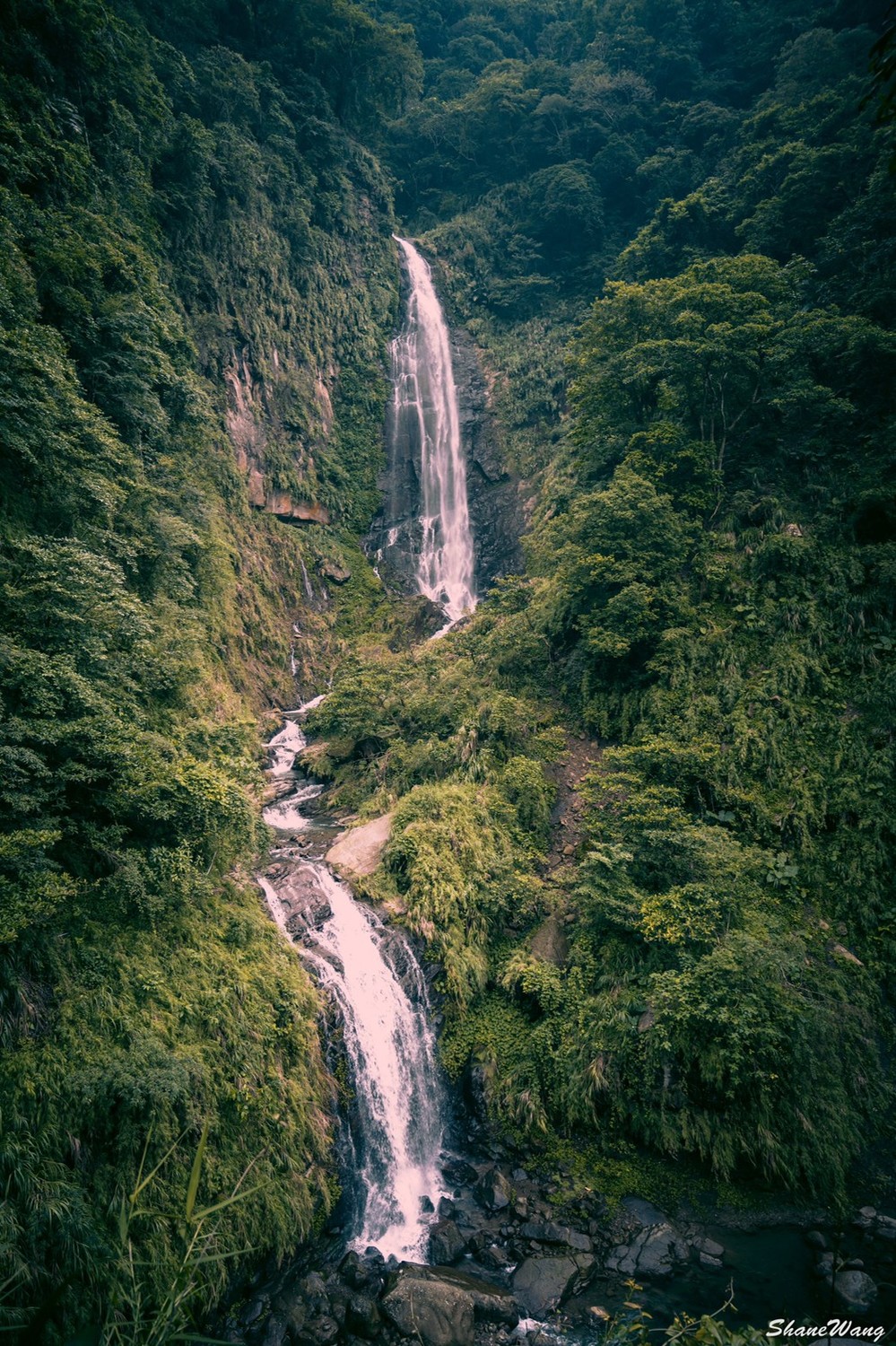 嘉義縣竹崎鄉觀音瀑布形狀像觀音，因而得名。 圖：阿管處/提供