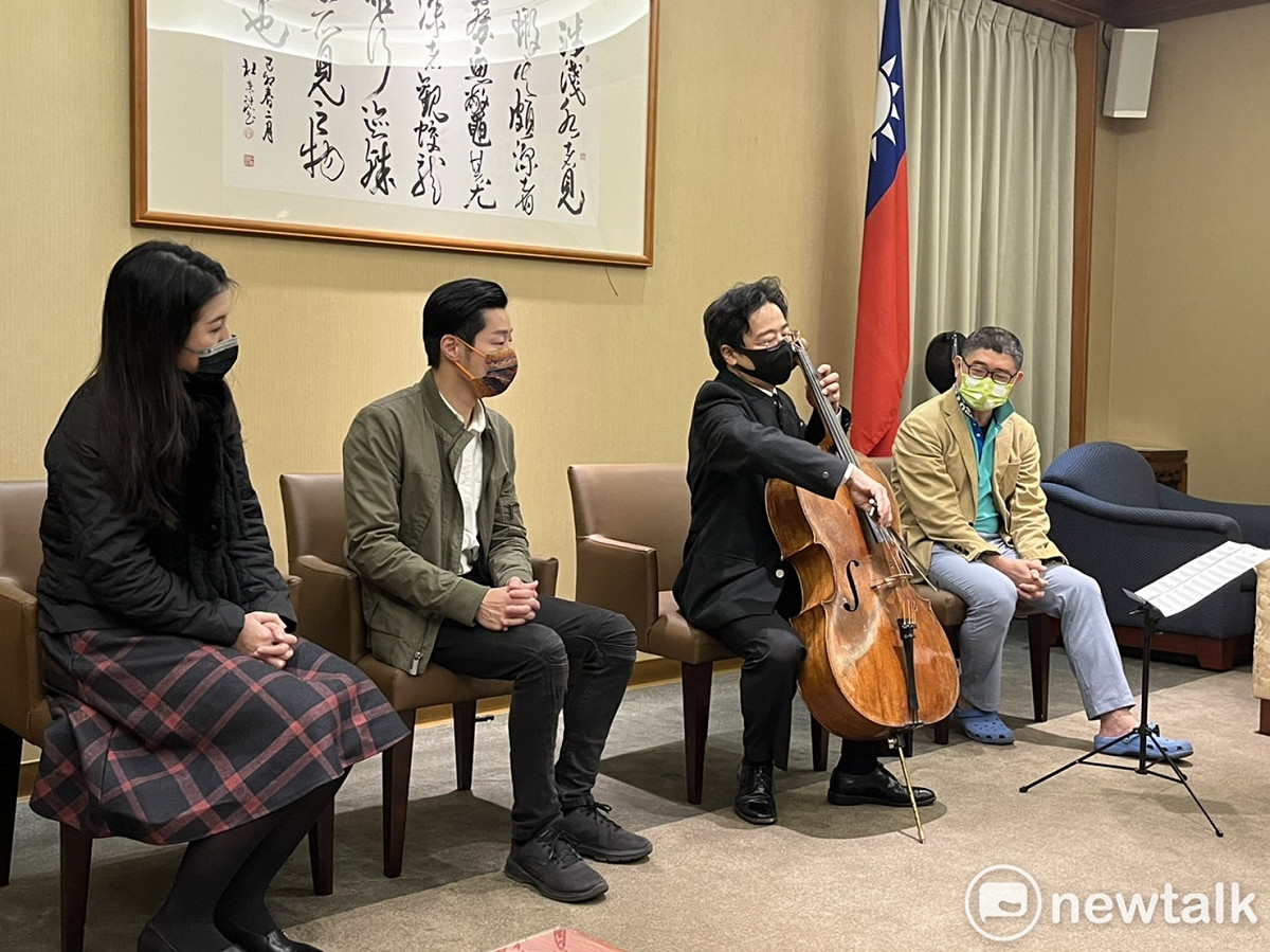 藝文界包括知名大提琴家張正傑、次女高音翁若珮、醫師林青穀都現身力挺挺林昶佐，呼籲投下不同意罷免。 圖：陳佩君攝