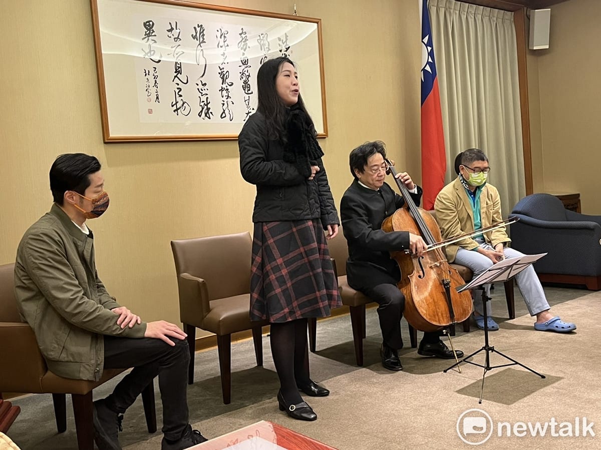 藝文界包括知名大提琴家張正傑、次女高音翁若珮、醫師林青穀都現身力挺挺林昶佐，呼籲投下不同意罷免。 圖：陳佩君攝