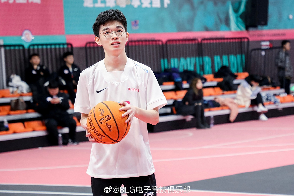 前BYG戰隊AD選手Doggo與台籍中路FoFo一同加入BLG戰隊。 圖：翻攝自BLG微博