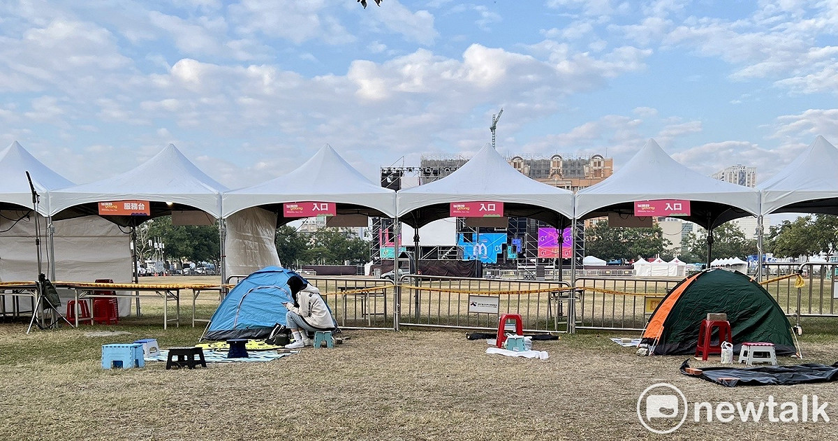 「2022台南好Young跨年演唱會」明日即將登場，除了超強卡司，還有煙火秀表演，不少歌迷數天前已提前到場搭帳棚守候搶佔最佳位置。 圖：黃博郎／攝