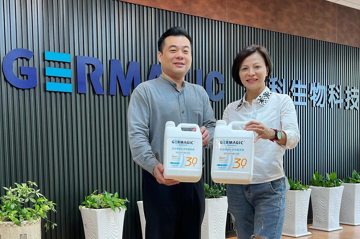 劉愷莉(右)與劼科生技董事長莊鈺谷。 圖：劉愷莉提供