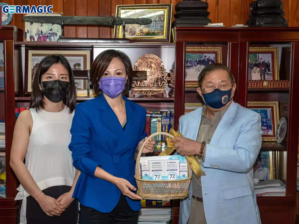 劉愷莉(中)與柬埔寨新聞信息部長。 圖：劉愷莉提供