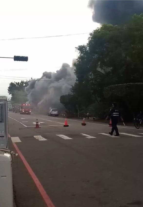 警消獲報後出動 25 人、 6 輛消防車 、 1 輛救護車前往搶救。 圖 :  翻攝民眾臉書直播