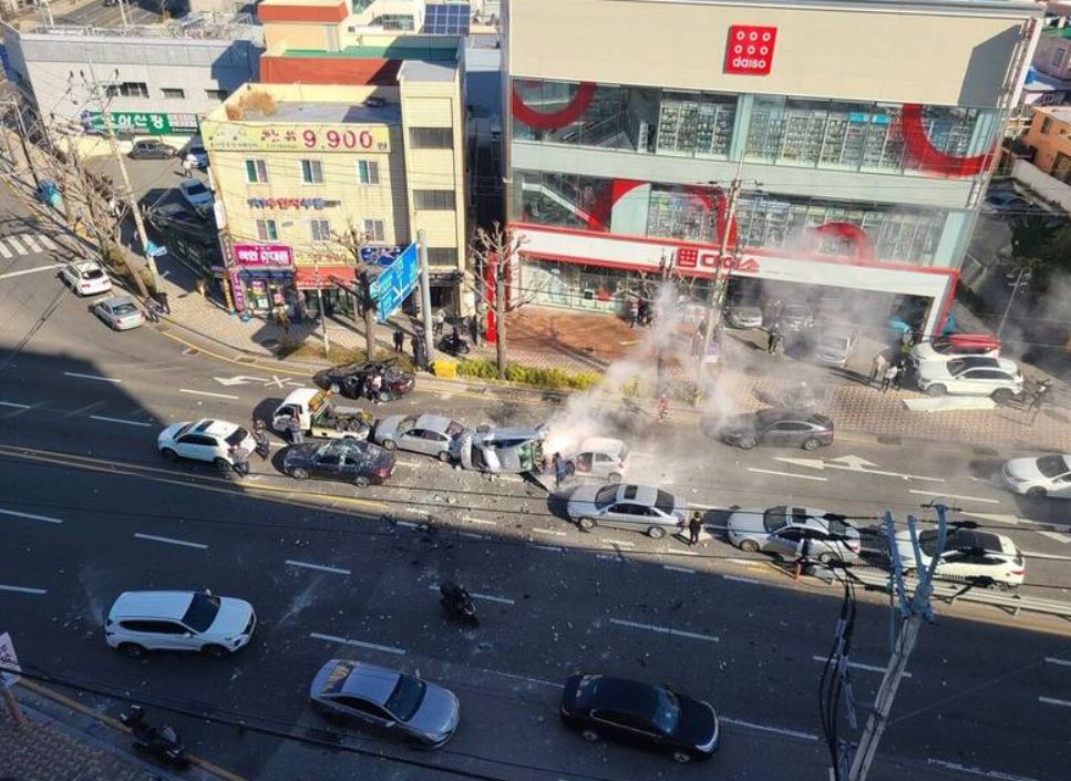 事故現場混亂，不少車輛遭波及。 圖：翻攝自推特