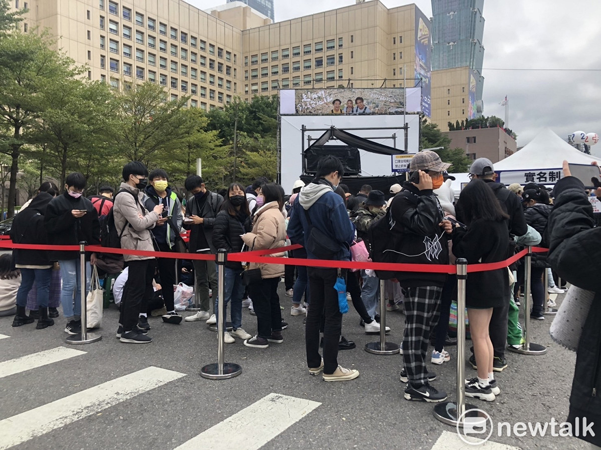 台北跨年晚會晚間7點登場，民眾排隊準備進場。 圖：周煊惠 / 攝