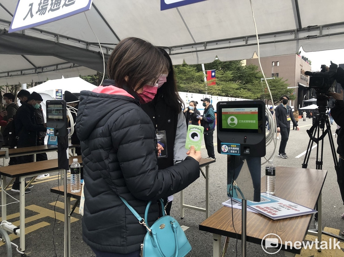 台北跨年晚會晚間7點登場，民眾排隊準備進場。 圖：周煊惠 / 攝