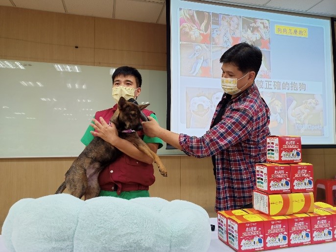 郭仁澤里長及莊子昇獸醫師帶小魚兒參加生命教育並講解如何照顧狗貓。 圖：新北市動保處提供