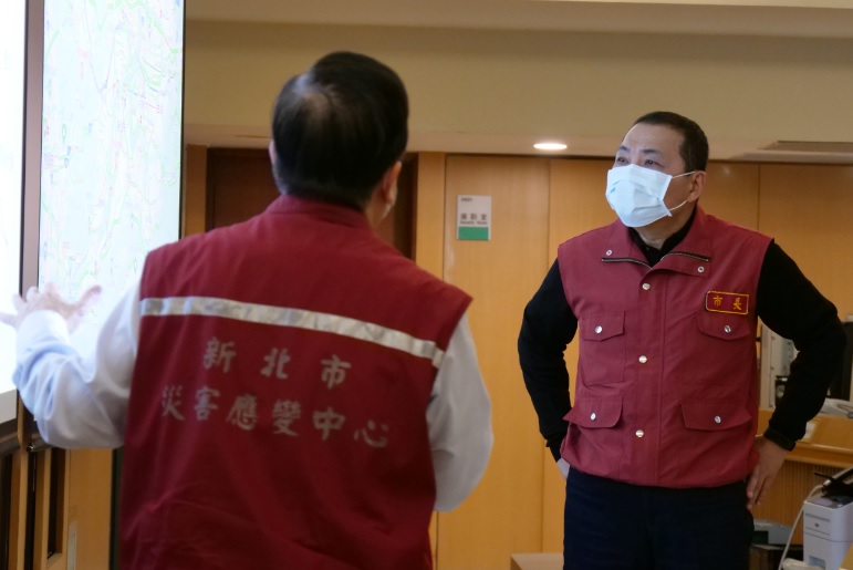 新北市長侯友宜今天連假第一天上午就到交控中心視察並聽取市境道路和國道路況簡報。 圖：新北市交通局提供