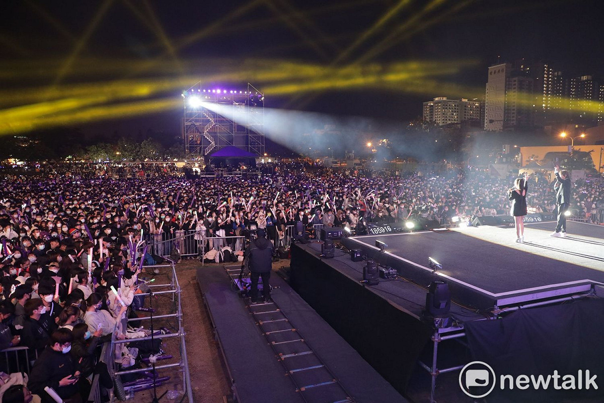 2022台南耶誕跨年系列活動壓軸場「好YOUNG跨年演唱會」今晚在永華市政中心西側廣場熱鬧開唱，現場湧入約2萬人次到場追星。 圖：台南市政府提供