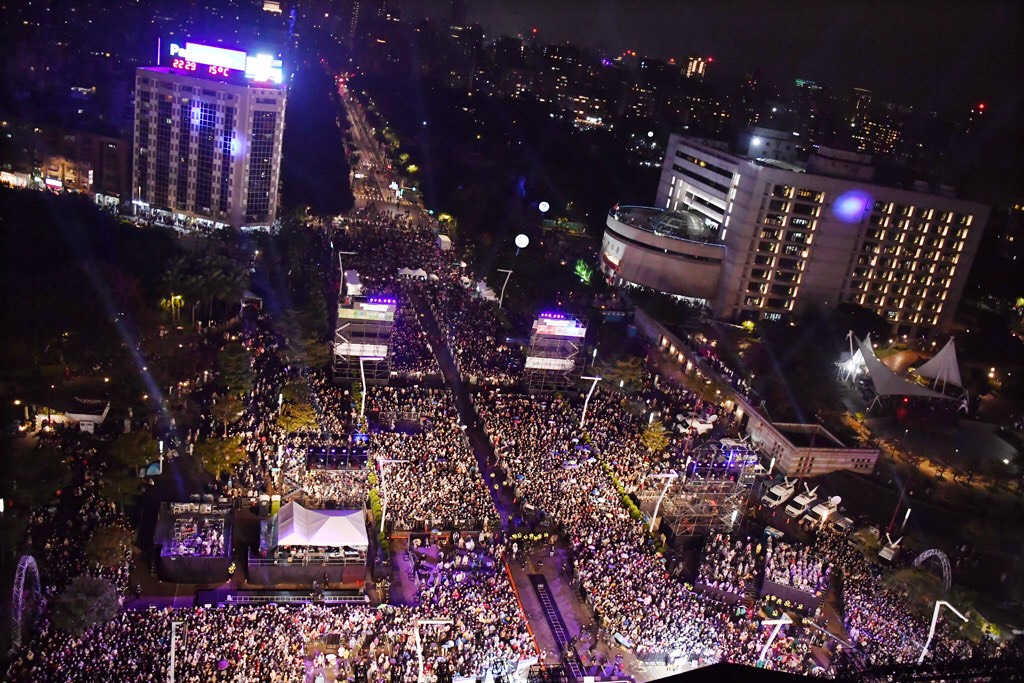台北跨年晚會人潮在跨年倒數時迎來高峰，北市觀傳局表示，凌晨0時管制區內入場人數約為5萬3,994人，加上市府外圍、信義商圈等待煙火及觀賞晚會節目民眾預估至少超過11萬人。 圖：台北市觀傳局 / 提供