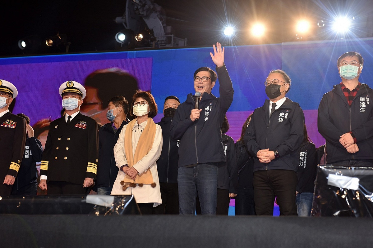 陳其邁(中)陪高雄市民跨年。 圖：高雄市政府提供
