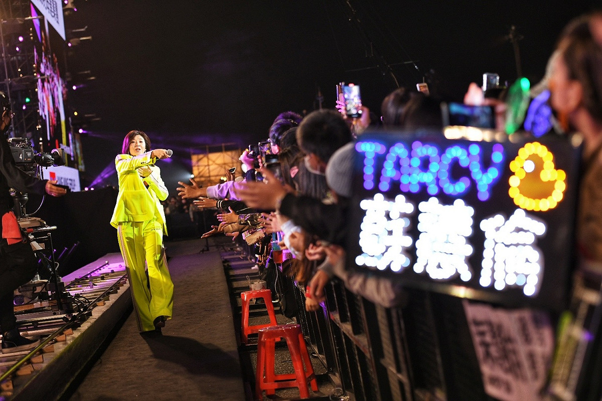 蘇慧倫走下舞台帶動全場氣氛。 圖：高雄市政府提供