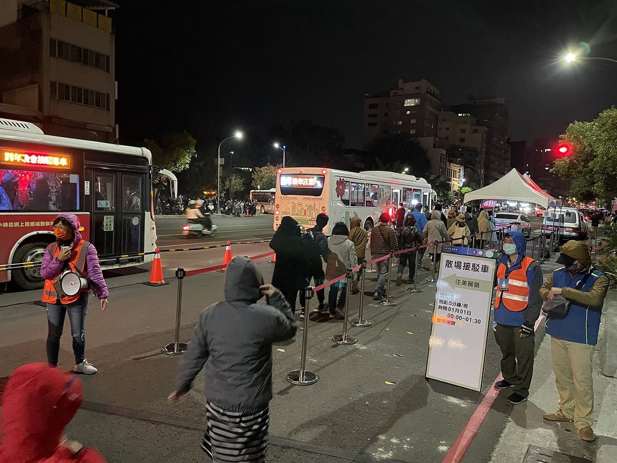 民眾有秩序乘接駁車離開會場。 圖：高雄市政府交通局提供