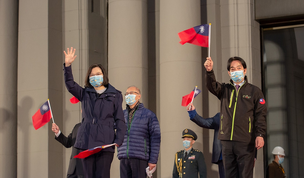 總統蔡英文與副總統賴清德將分別於明（15）日上午7點30分及7點50分至預約地點「台大醫學院體育館」接種第三劑高端疫苗。圖為總統府前升旗典禮。 圖：總統府提供（資料照片）