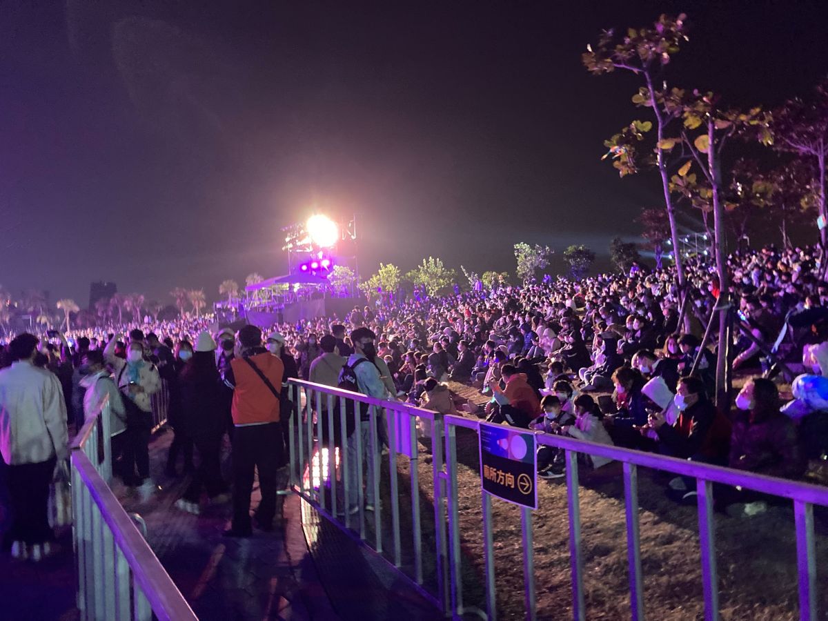 ▲高雄蓬萊跨年晚會，驚傳出現襲臀色狼。（圖／記者爆料網）