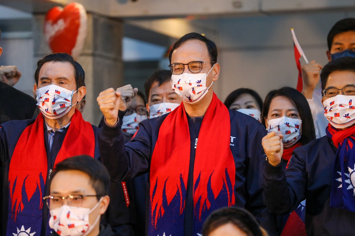 前總統馬英九及國民黨主席朱立倫1日出席中央黨部前的元旦升旗活動 圖：國民黨 / 提供