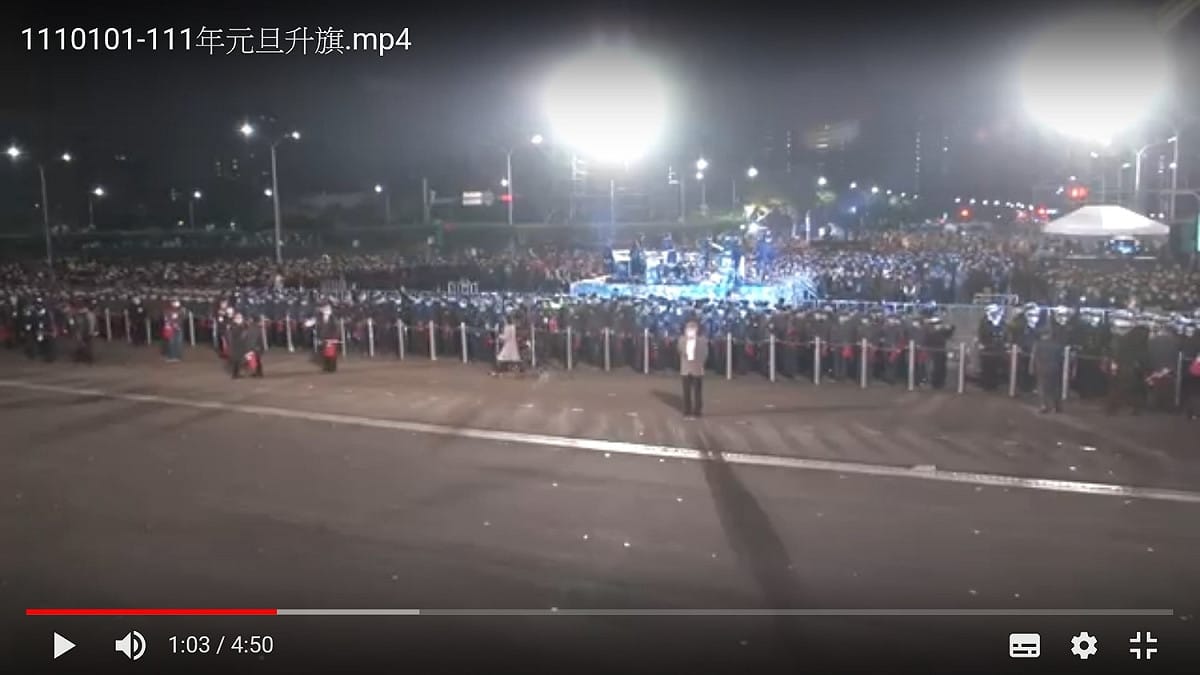 台北市長柯文哲出席總統府前元旦升旗吹了40分鐘冷風 圖：翻拍台北市政府影片