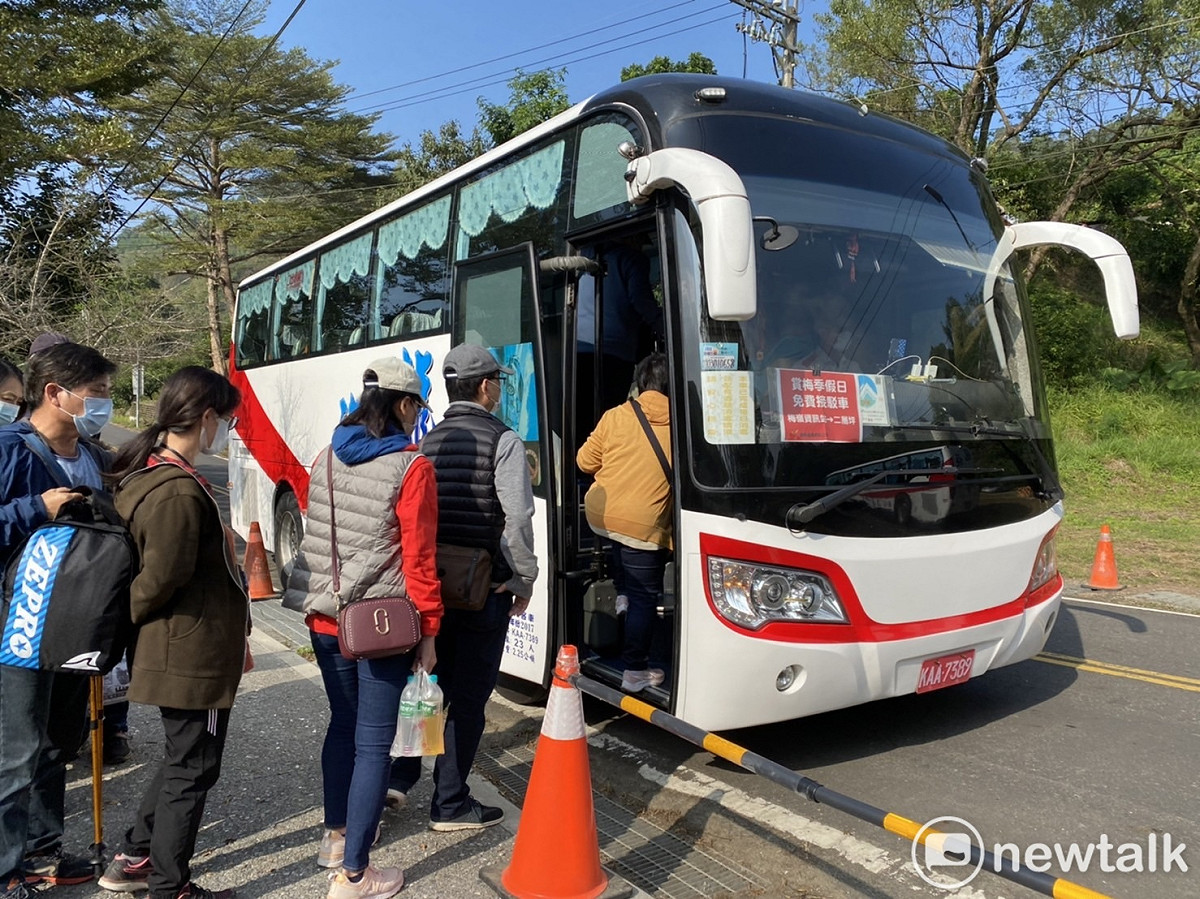 台南市交通局在梅嶺賞梅季、龍崎空山祭安排大台南公車綠22、紅幹線為接駁公車，呼籲遊客多多利用接駁車，避免壅塞及找停車位而破壞遊興。 圖：台南市政府 / 提供