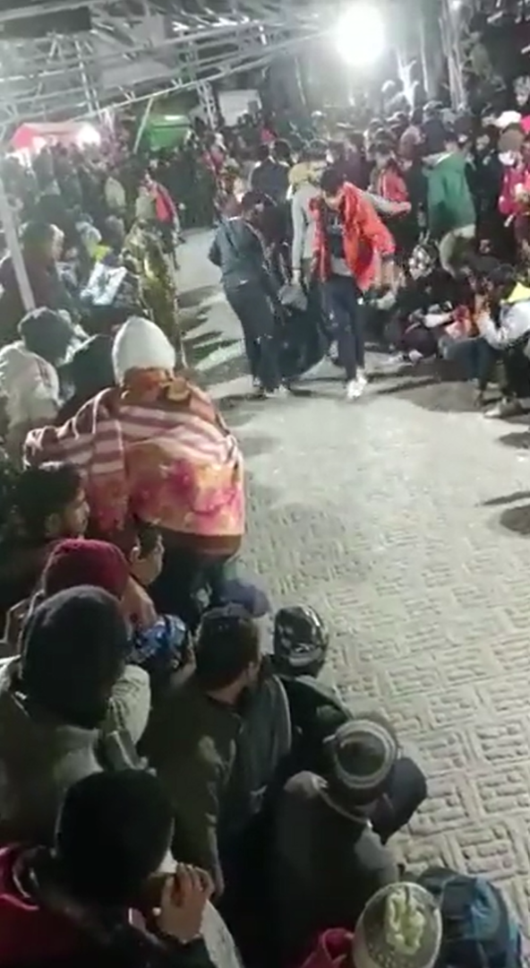 印度寺廟在新年發生踩踏事件，傷者分別被送往當地不同醫院。 圖：翻攝自推特@Agrimgupta2806