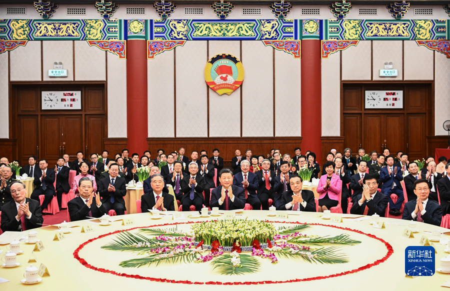 全國政協在北京舉行新年茶話會。習近平、李克強、汪洋、王滬寧、趙樂際、韓正、王岐山(左一)出席並觀看演出。 圖 : 翻攝自新華網