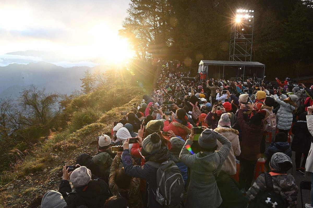 許多民眾嘉義縣阿里山爭睹2022年第一道曙光。 圖：嘉義縣政府/提供