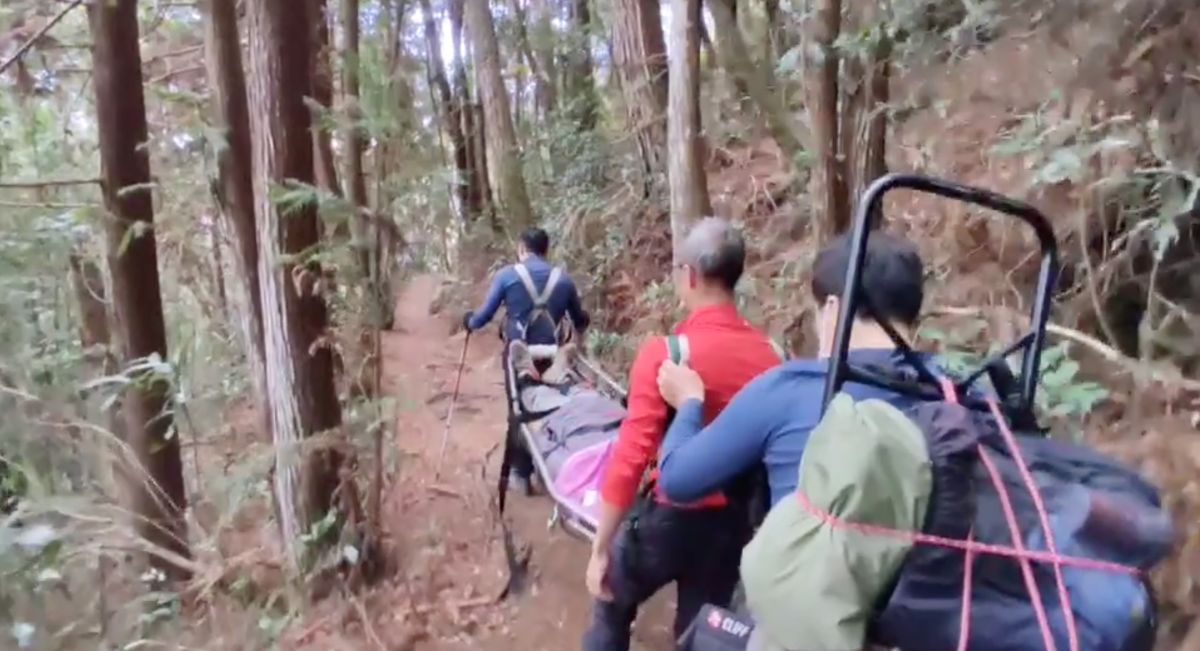 ▲台中市一位64歲廖姓男子，今（1）日攀登谷關馬崙新山線步道時，身體不適倒地昏迷，搜救人員緊急將其抬下山送醫，仍宣告不治。（圖／翻攝畫面）