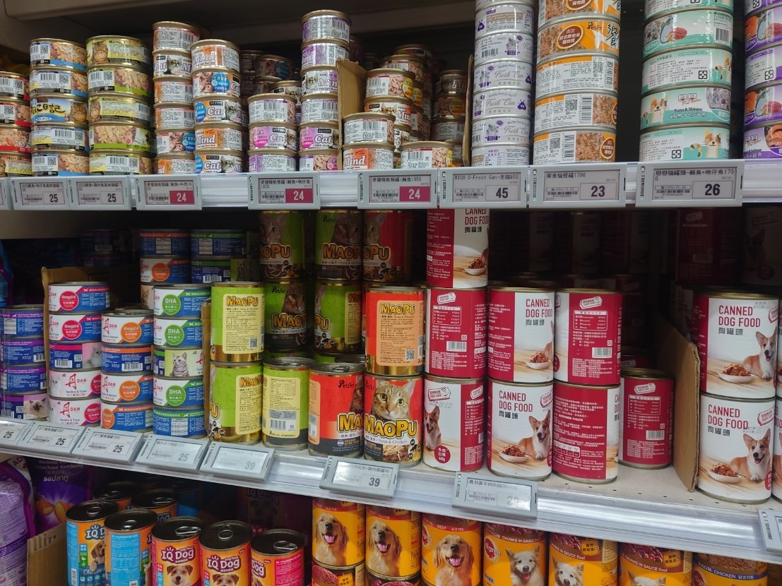寵物食品琳瑯滿目，購買時要特別注意標示。 圖：新北市動保處提供