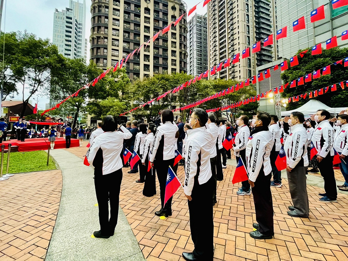 升旗典禮在嚴格落實人數管制、實名制並保持社交距離等防疫作為下，順利完成國家慶典。 圖：新北市民政局提供