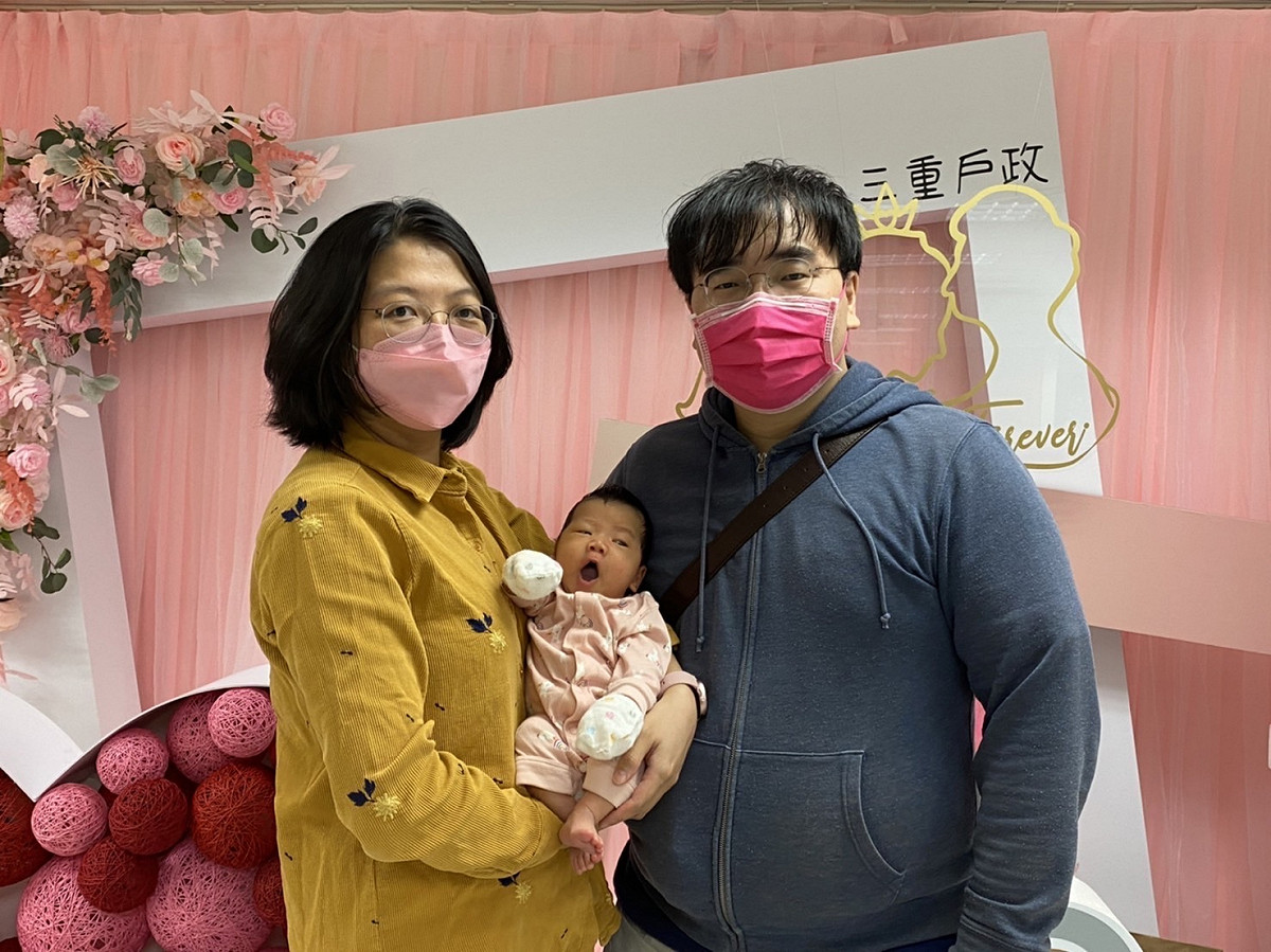 為嘉惠新生兒家庭，新北市生育獎勵金新制自即(1)日起，第三胎生育獎勵金提高至3萬元。 圖：新北市民政局提供