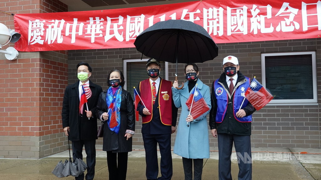華府僑界美東時間1日不畏疫情與風雨，舉行2022年元旦升旗。駐美代表蕭美琴（右二）受邀出席。 圖/中央社