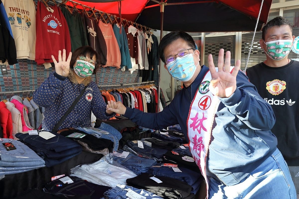 林佳龍當林靜儀分身到市場拜票。 圖：林靜儀競選總部／提供