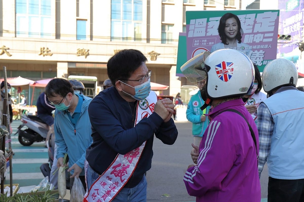 林佳龍當林靜儀分身到市場拜票。 圖：林靜儀競選總部／提供