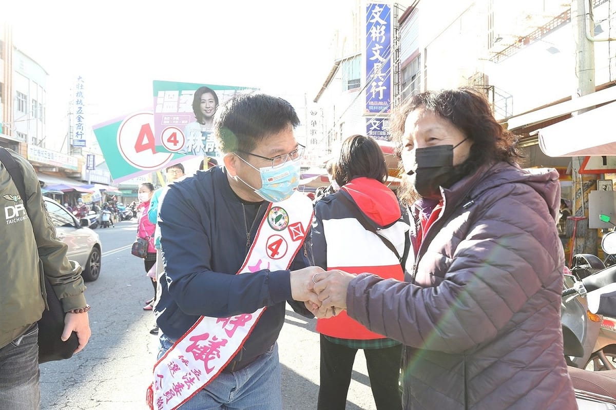 林佳龍當林靜儀分身到市場拜票。 圖：林靜儀競選總部／提供（資料照片）