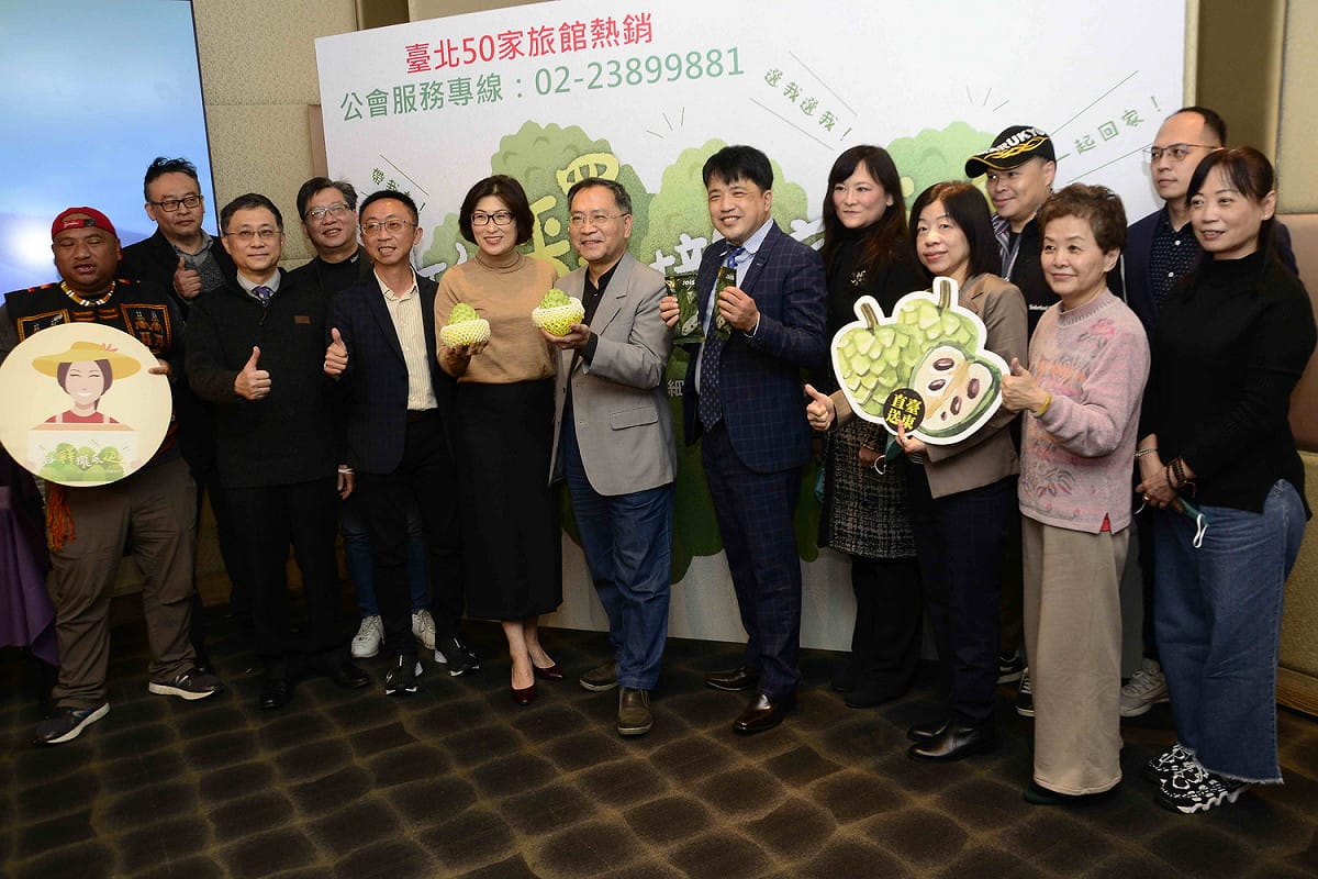 台東縣長饒慶鈴 (左六起)、台北市副市長蔡炳坤、台北旅館公會理事長韋建華及與會貴賓，一起參與鳳梨釋迦入住防疫旅館記者會。 圖：王峻昌／攝
