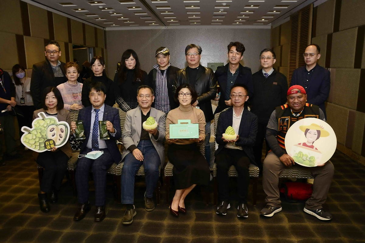 台東縣長饒慶鈴 (前排右三)、台北市副市長蔡炳坤 (前排左三) 、台北旅館公會理事長韋建華 (前排左二) 及與會貴賓，一起宣傳台東釋迦。 圖：王峻昌／攝