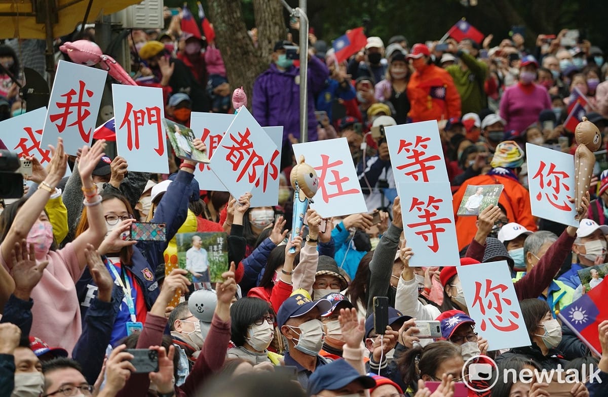 沉寂近兩年的前高雄市長韓國瑜今午在台北大安森林公園舉辦「韓先生來敲門」新書發表會，吸引近萬名韓國瑜到場相挺，一些韓國瑜支持者在現場高舉「我們都在等您」手舉牌，表達對韓國瑜的不離不棄。 圖：張良一/攝