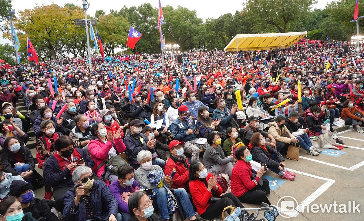 近萬名韓國瑜支持者擠爆大安森林公園音樂台。這是韓國瑜沉寂近兩年後首場大型的造勢活動，也顯見韓國瑜的號召能量不減。 圖：張良一/攝